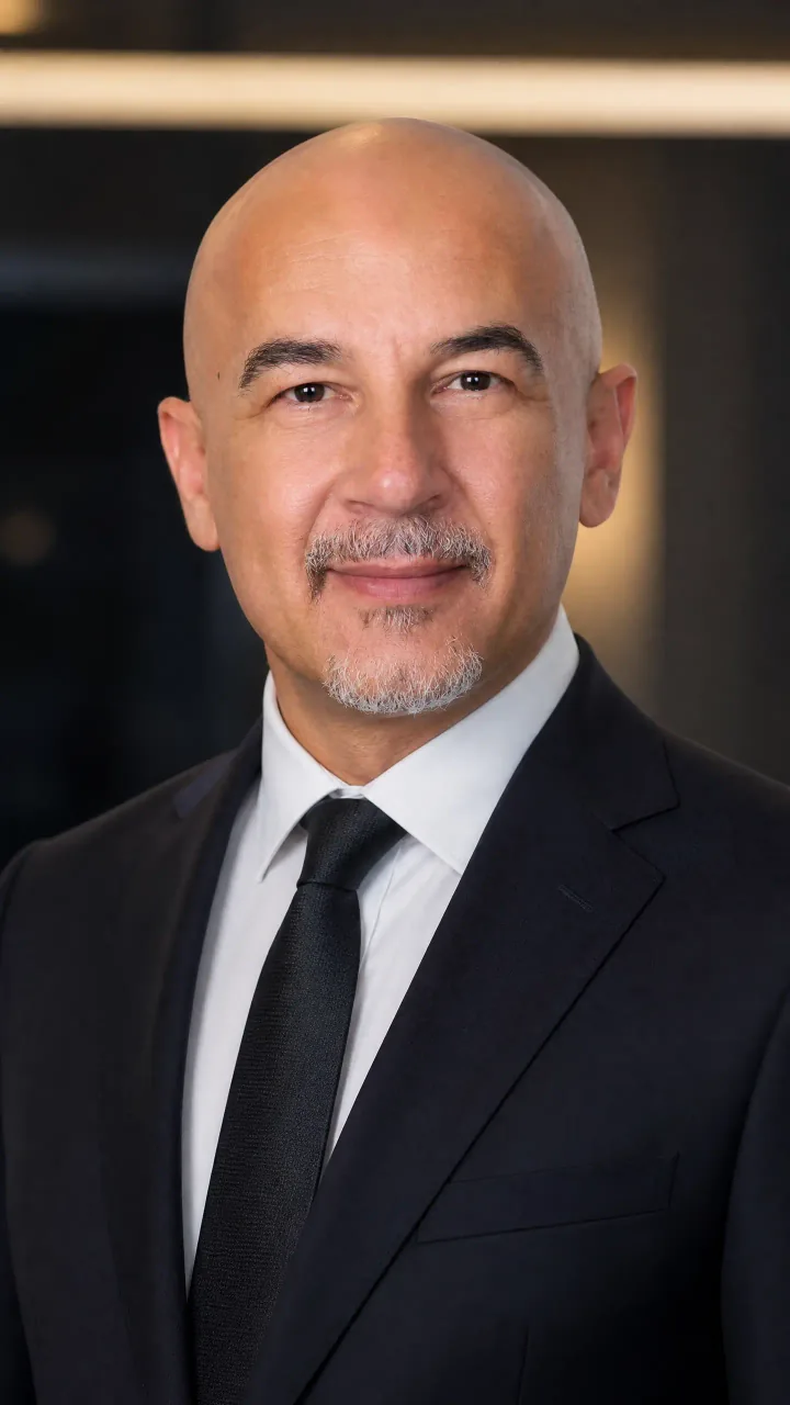 Takım elbiseli Teyfik Gökdemir profil portresi